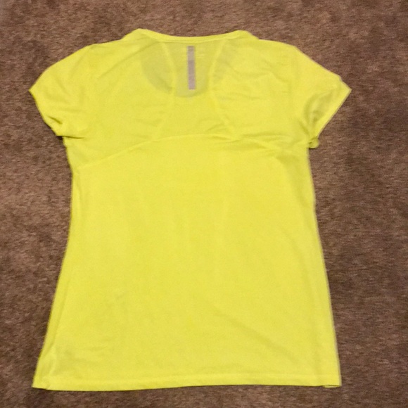 Women’s Under armour shirt - Picture 4 of 5